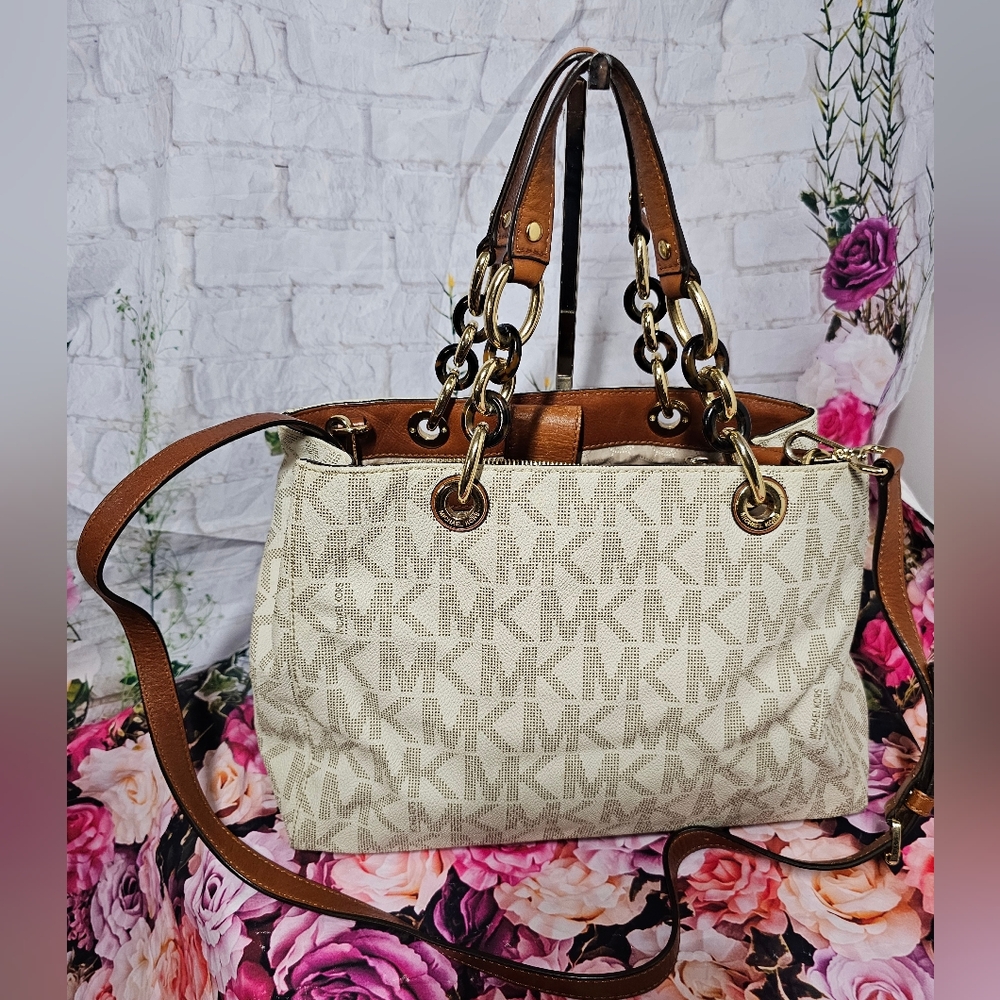 EUC Michael kors Monogram Shoulder /Crossbody bag